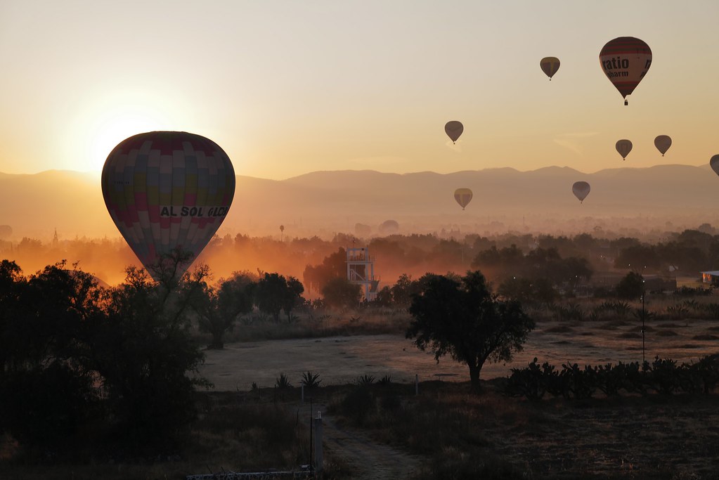 Johny Vino nature photograph of hot air balloons at sunrise
